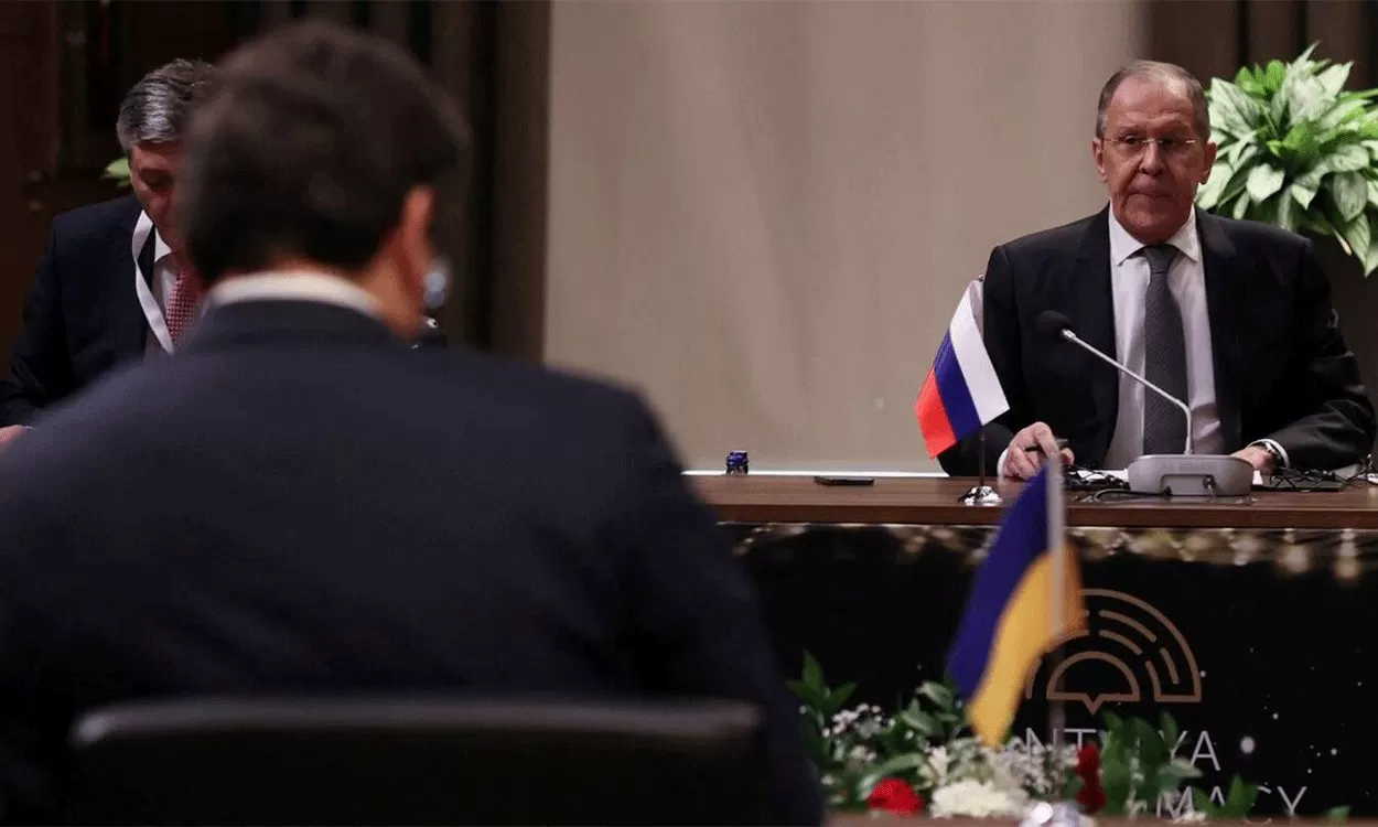 EN TURQUÍA Los cancilleres de Rusia y de Ucrania dan inicio a las negociaciones.