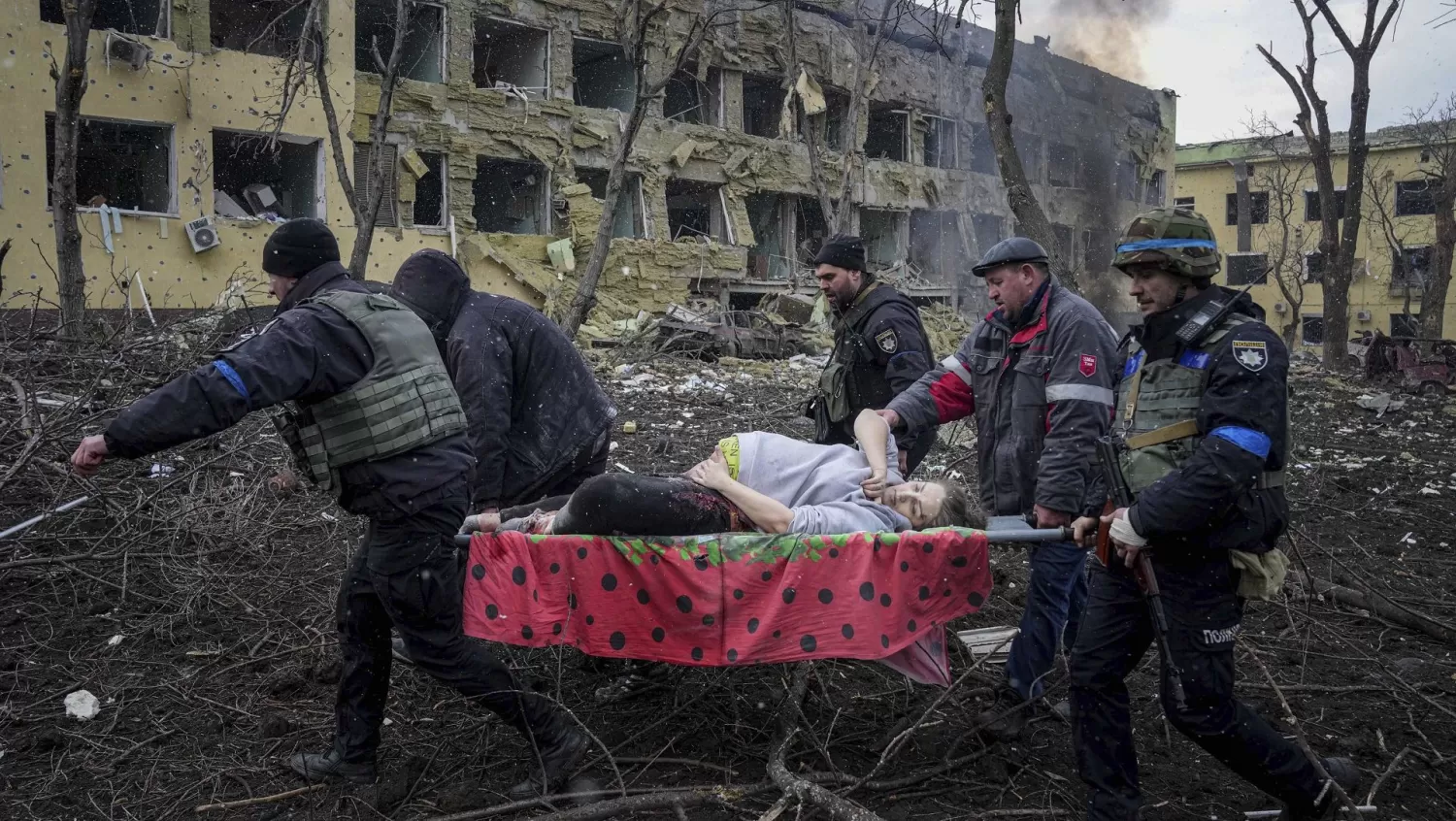 Imágenes del bombardeo ruso a un maternidad en Ucrania