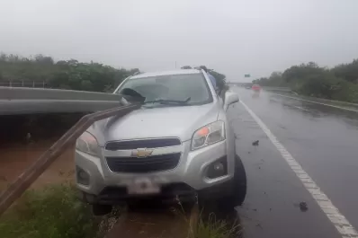 Perdió el control de su camioneta y se estrelló contra un guardarraíl