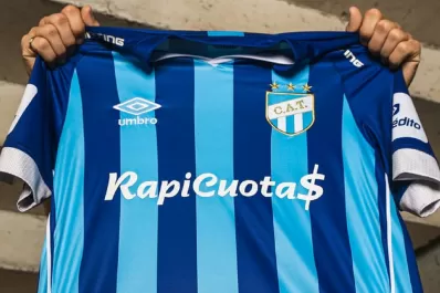 Atlético presentó la nueva camiseta: un diseño que trae grandes recuerdos