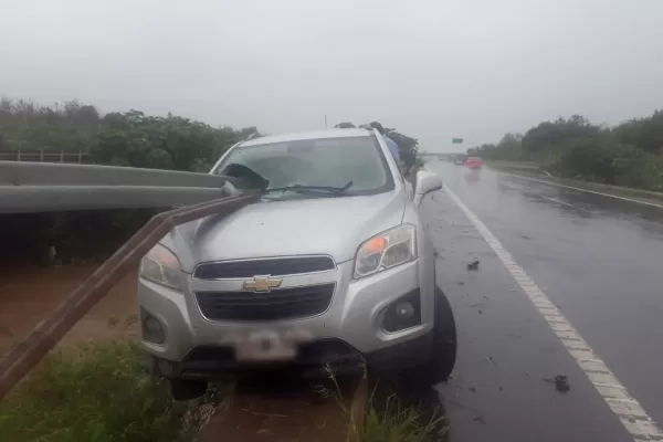 Perdió el control de su camioneta y se estrelló contra un guardarraíl