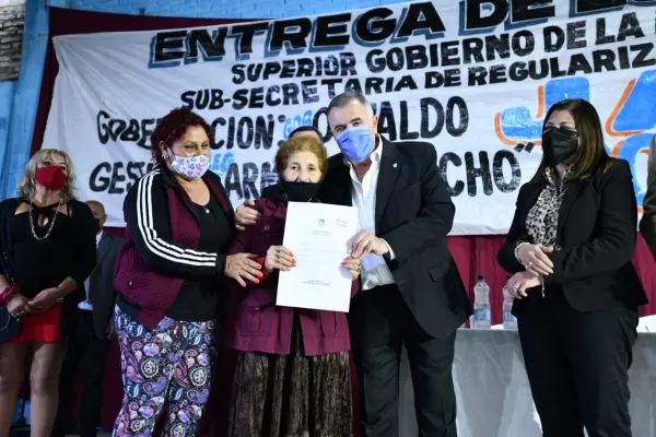 Jaldo entregó 140 escrituras a vecinos del sur de la Capital