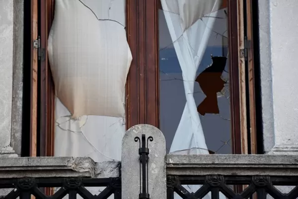 A pedradas rompieron los vidrios del despacho de Cristina en el Congreso