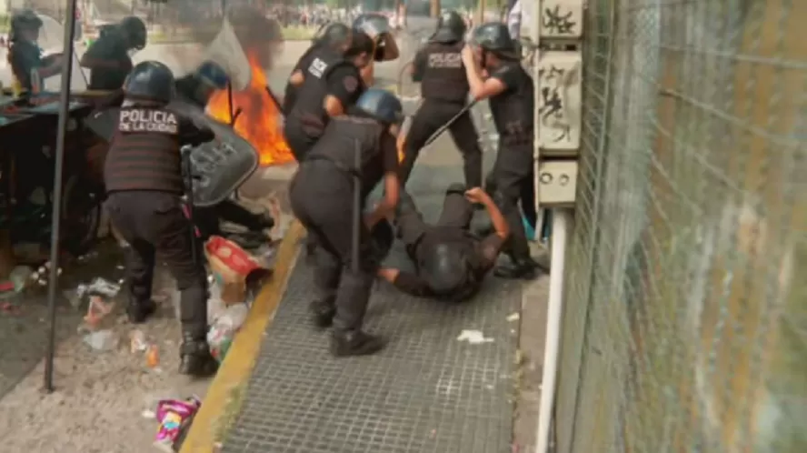 Video: un manifestante lanzó una bomba molotov a un policía, frente al Congreso