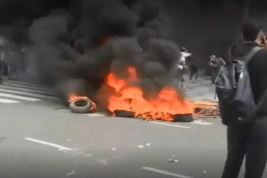 Protesta, pedradas y represión frente al Congreso