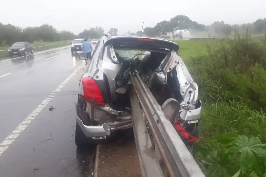 Perdió el control de su camioneta y se estrelló contra un guardarraíl