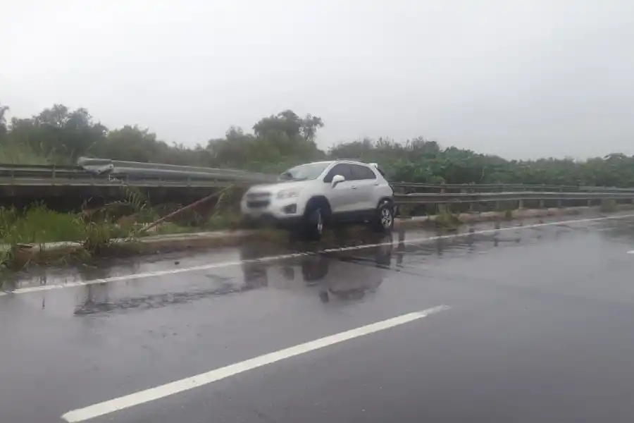Perdió el control de su camioneta y se estrelló contra un guardarraíl