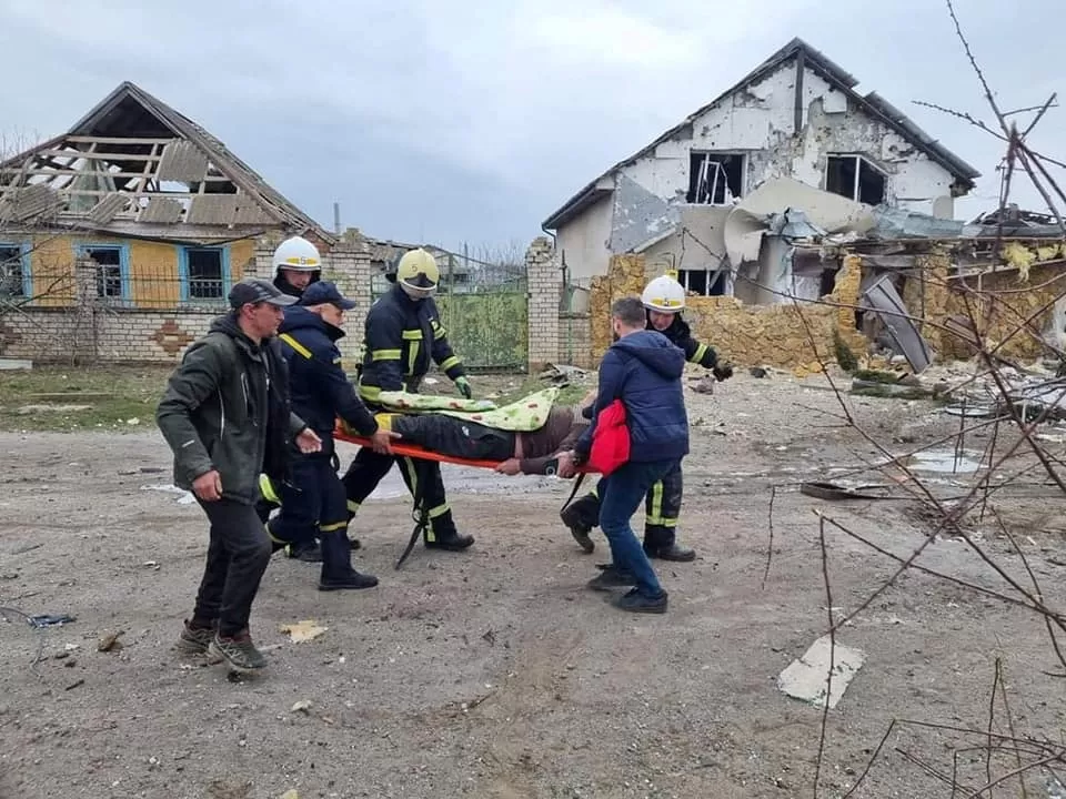 FUEGO. Rescatistas trasladan heridos tras un bombardeo en Mykolaiv.  