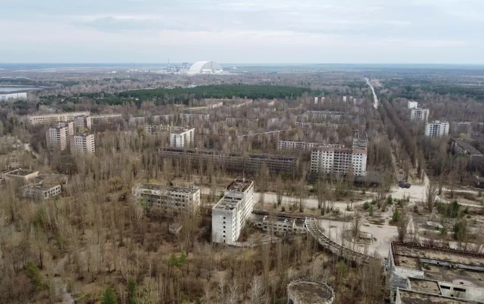 CHERNOBYL. La estructura sobre el “sarcófago” cubre el reactor dañado. 