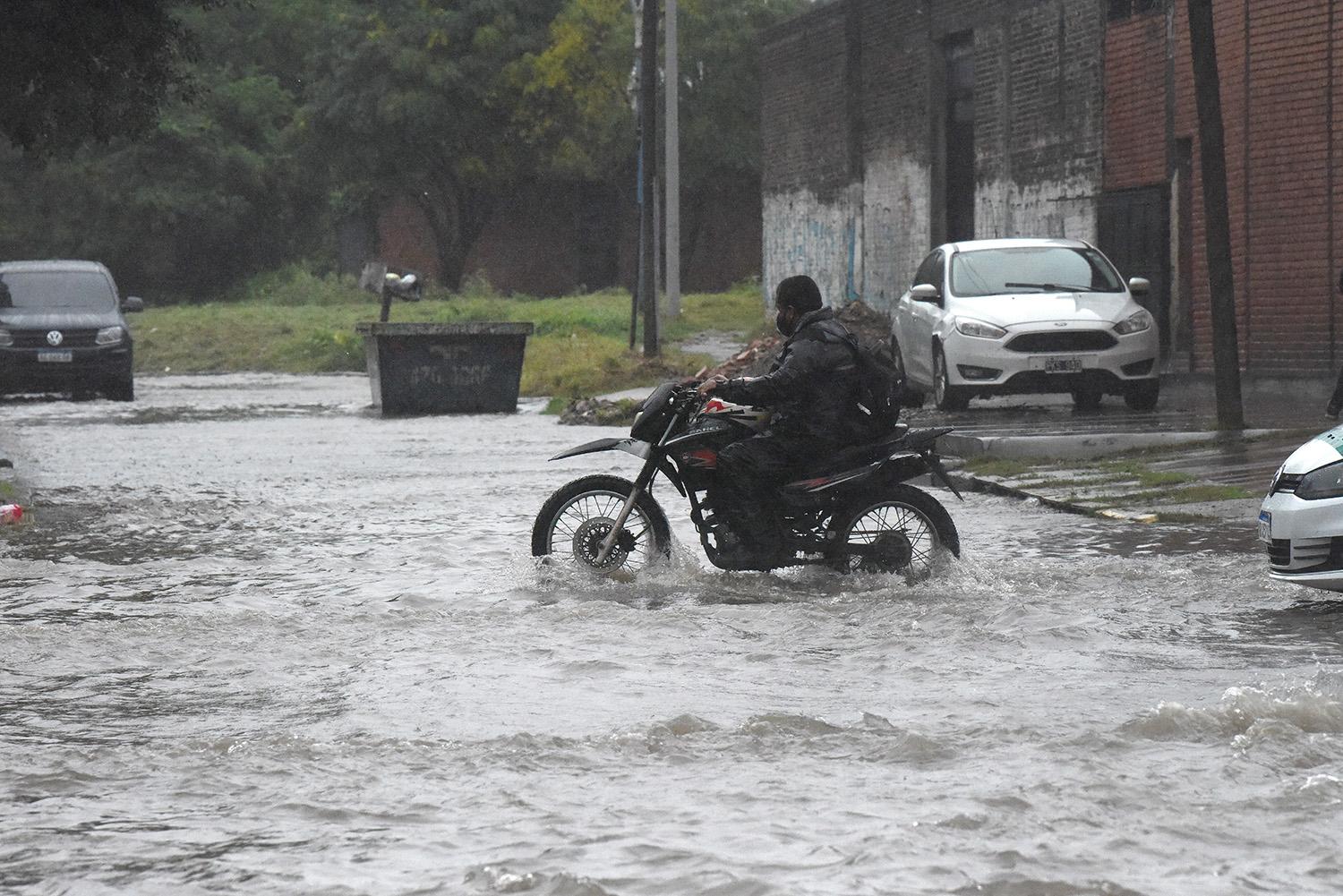 ANEGADO. El tránsito se vuelve un caso con las calles inundadas.