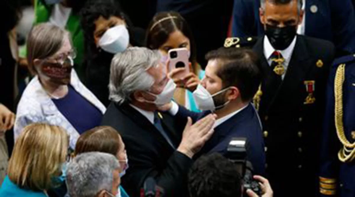 CARA A CARA. El presidente argentino saluda ayer a su par chileno.