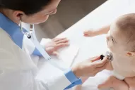 Vacunación contra la covid-19 en bebés: las dudas de los padres abruman a los pediatras