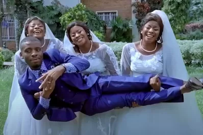 Un hombre se casó al mismo tiempo con trillizas