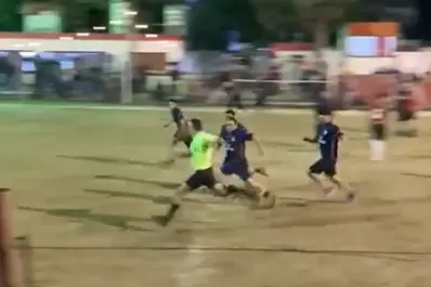 Video: perdieron una final por penales y agarraron a las piñas al arbitro
