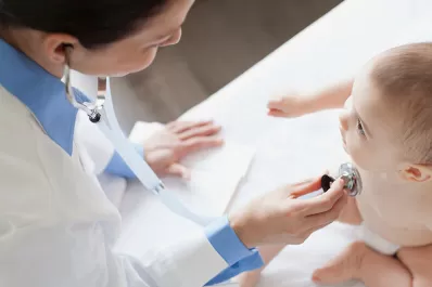 Un pediatra comparó su sueldo con lo que gana un paseador de perros y se volvió viral