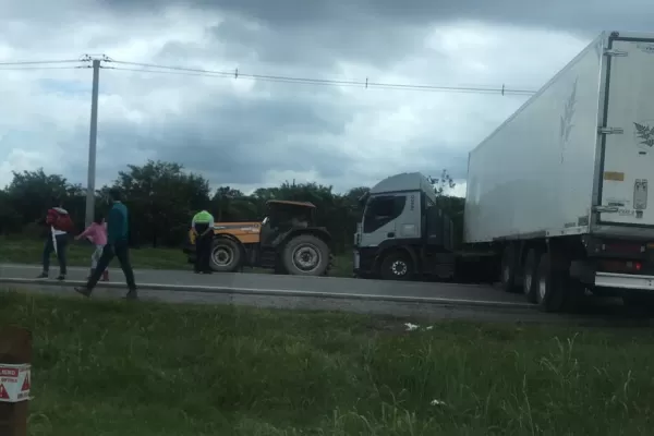 Un camión quiso girar en U y quedó atravesado en la ruta 315