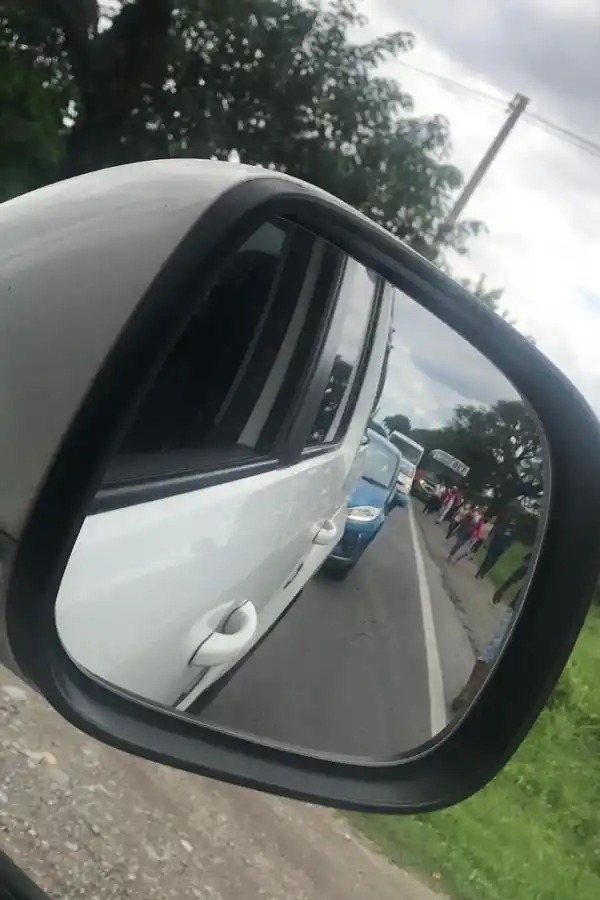 Un camión quiso girar en U y quedó atravesado en la ruta 315