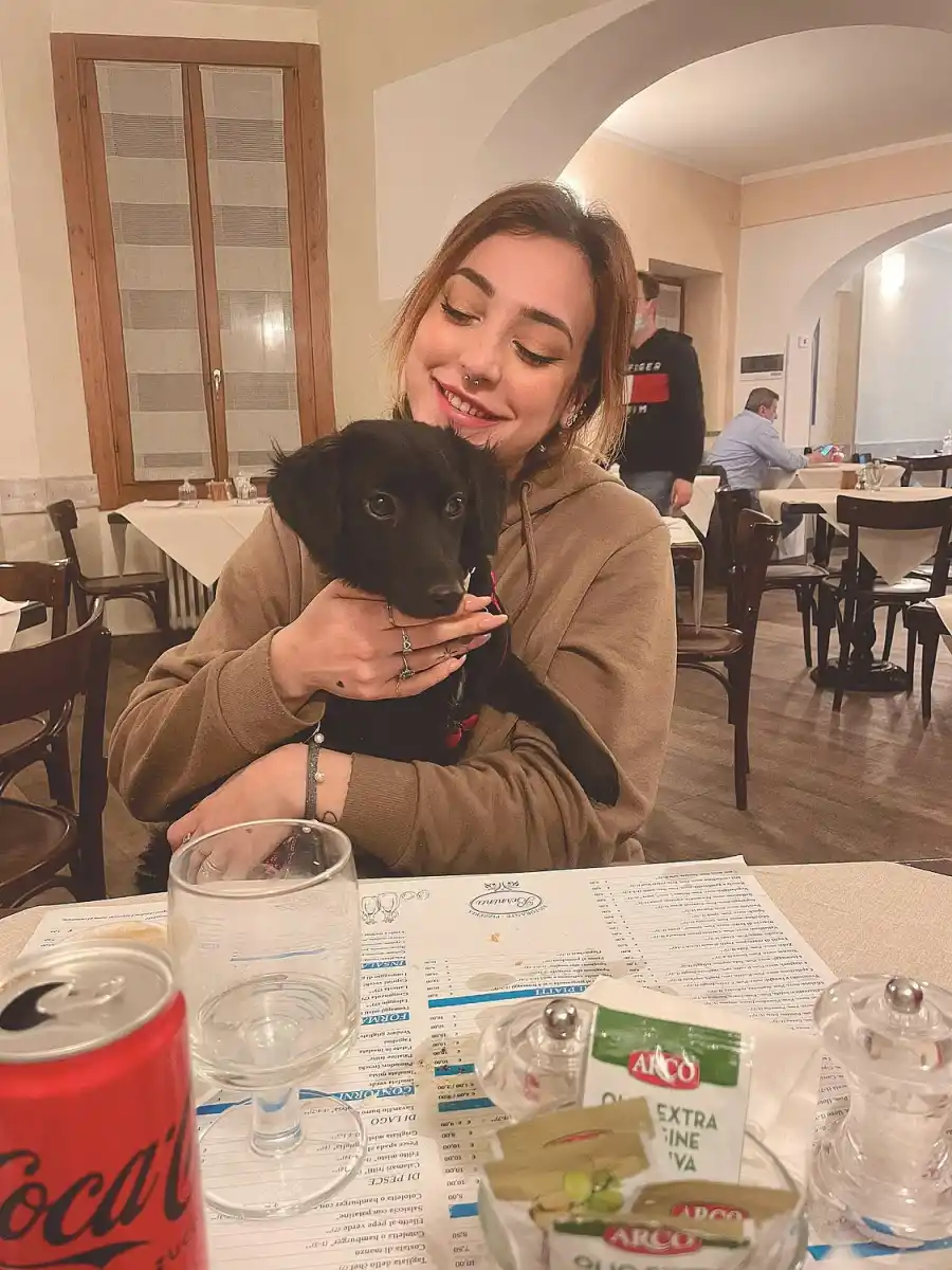 Oeste, la perrita que vivía en un cementerio y se mudó a Italia