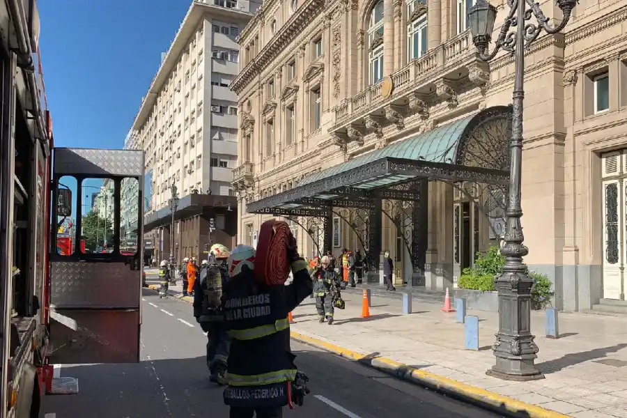 Evacuaron el Teatro Colón