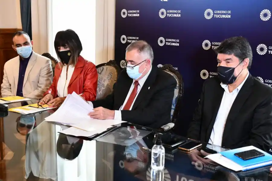 FIRMA DE CONVENIOS. El gobernador Jaldo encabezó el acto en la Casa de Gobierno. Foto: Prensa Gobernación