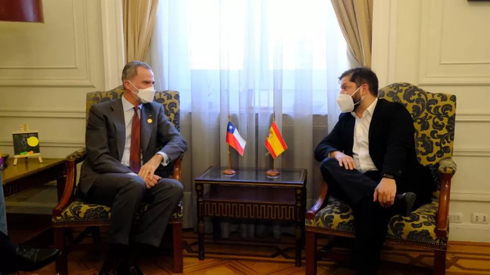 CON EL REY. Boric tuvo un encuentro un día antes de asumir como presidente de su país, con Felipe VI de España, en Santiago de Chile.  