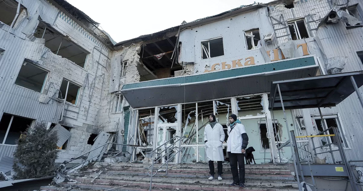 EL ROSTRO DE LA IMPOTENCIA. Los trabajadores médicos posan, amargados, ante los restos de lo que fue un hospital en la ciudad de Volnovakha. 