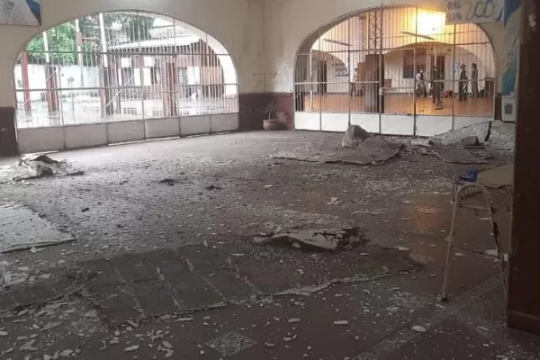 En una escuela se cayó el cielorraso y volvieron a las clases virtuales