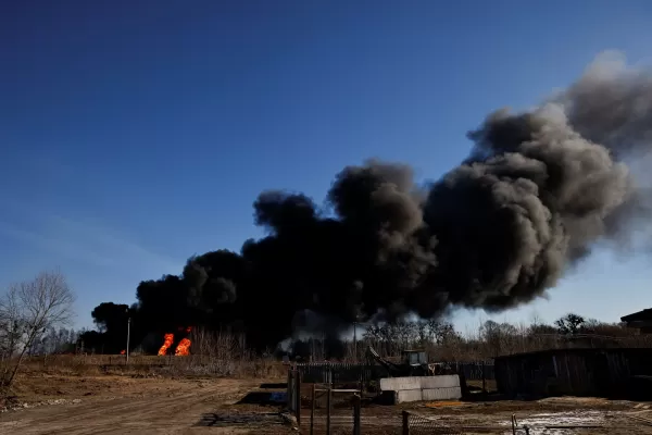 Las tropas rusas atacan en las afueras de Kiev y Moscú lanza una severa advertencia a Occidente