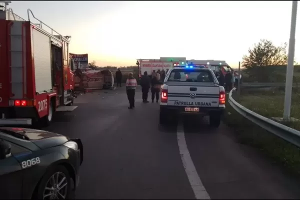 Trágico accidente: tres jóvenes murieron al volcar un auto en la autopista Rosario-Santa Fe