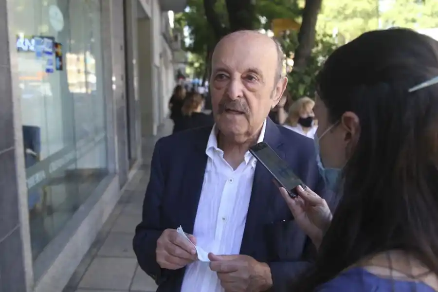 El dirigente político Julio Bárbaro durante la despedida de los restos del conductor Gerardo Rozin. Foto: NA