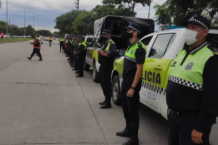 Unos 100 policías y más de 15 móviles se movilizan por Yerba Buena