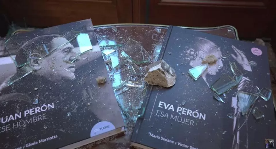 Una de las imágenes del ataque al despacho de Cristina Kirchner