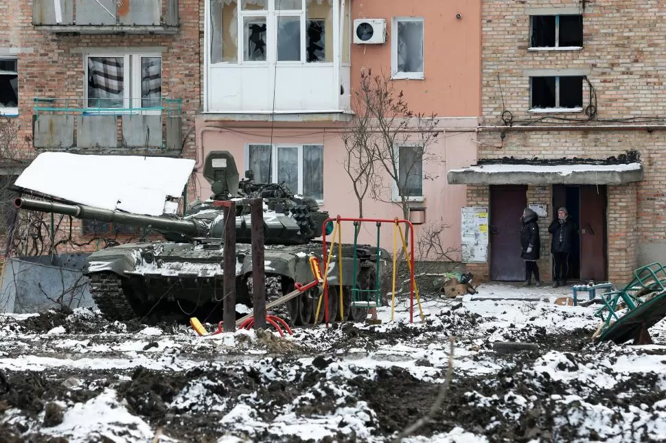 DESTRUCCIÓN. Tanques dañados por los bombardeos van quedando en las calles de la ciudad de Volnovakha, en la región separatista de Donetsk.  