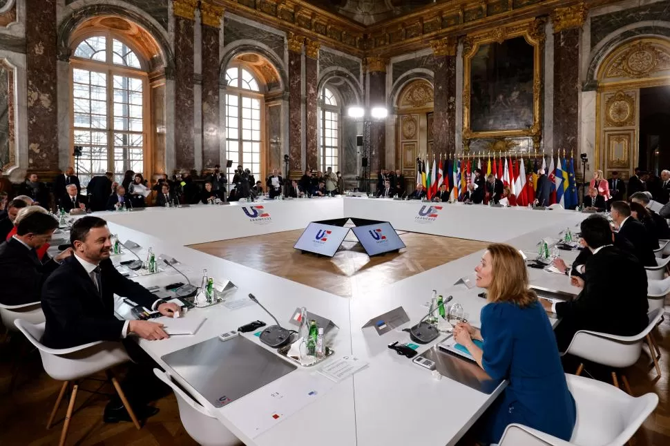 DEBATE. La estrategia europea se discutió en el Salón de los Espejos de la antigua sede monárquica. 