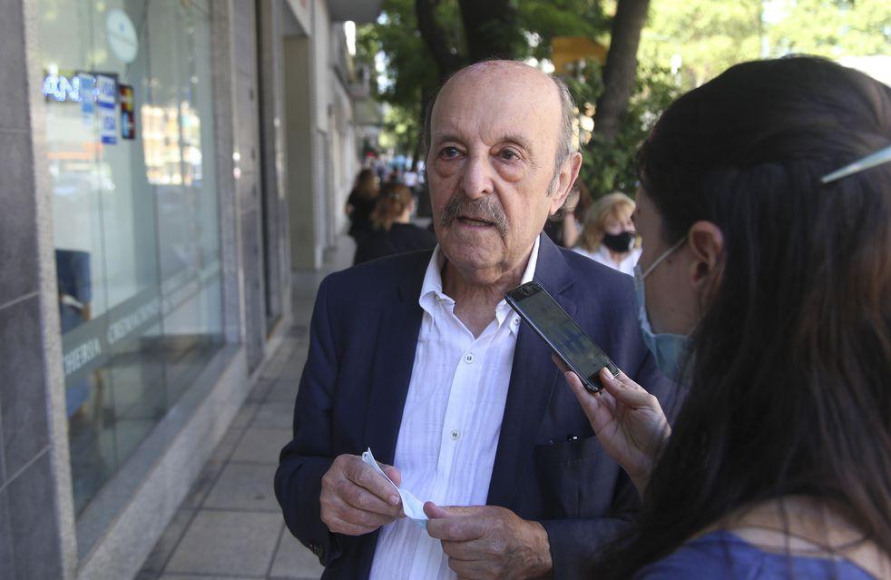 El dirigente político Julio Bárbaro durante la despedida de los restos del conductor Gerardo Rozin. Foto: NA