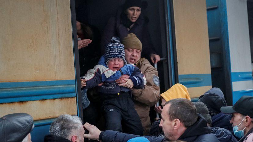EL HORROR DE LA GUERRA. Ucranios intentan abandonar la estación de tren en Kiev, ayer. REUTERS