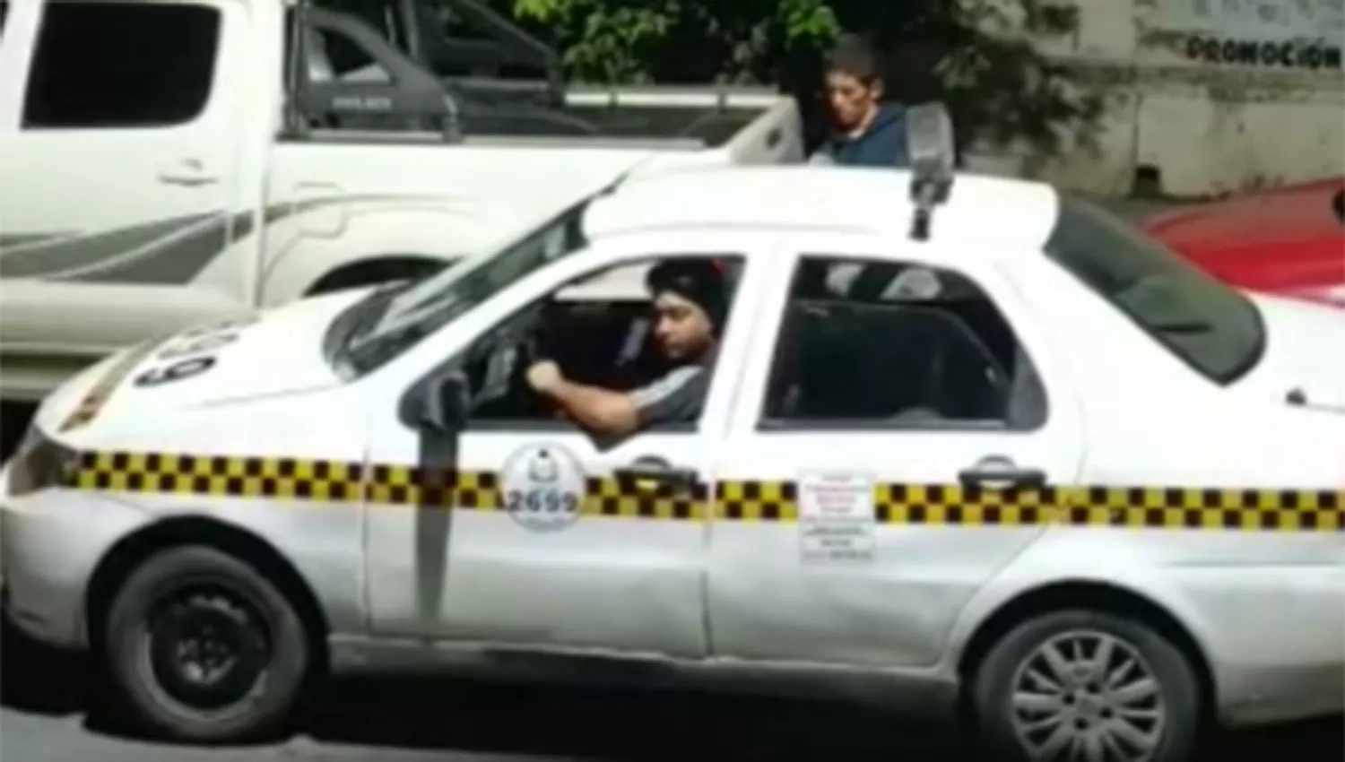 EN TAXI. El chofer y su cómplice se llevaron la rueda de auxilio de un auto estacionado en barrio Sur.