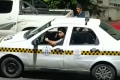 Video: en minutos robó una rueda de auxilio y el cómplice manejaba un taxi