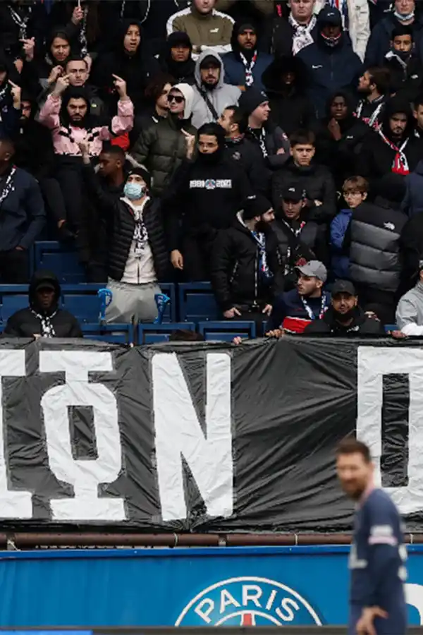 REPROBADO. En medio de muchas críticas, esta fue la primera vez que los hinchas de PSG mostraron su rechazo hacia Messi.