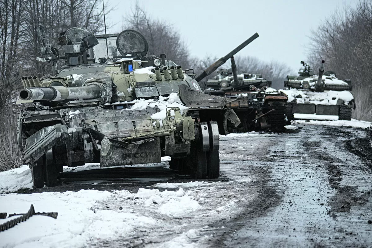 TROPAS EN TIERRA. Los tanques rusos destruidos van quedando en el camino, en la región de Sumy, después de ´20 días de invasión sostenida. 