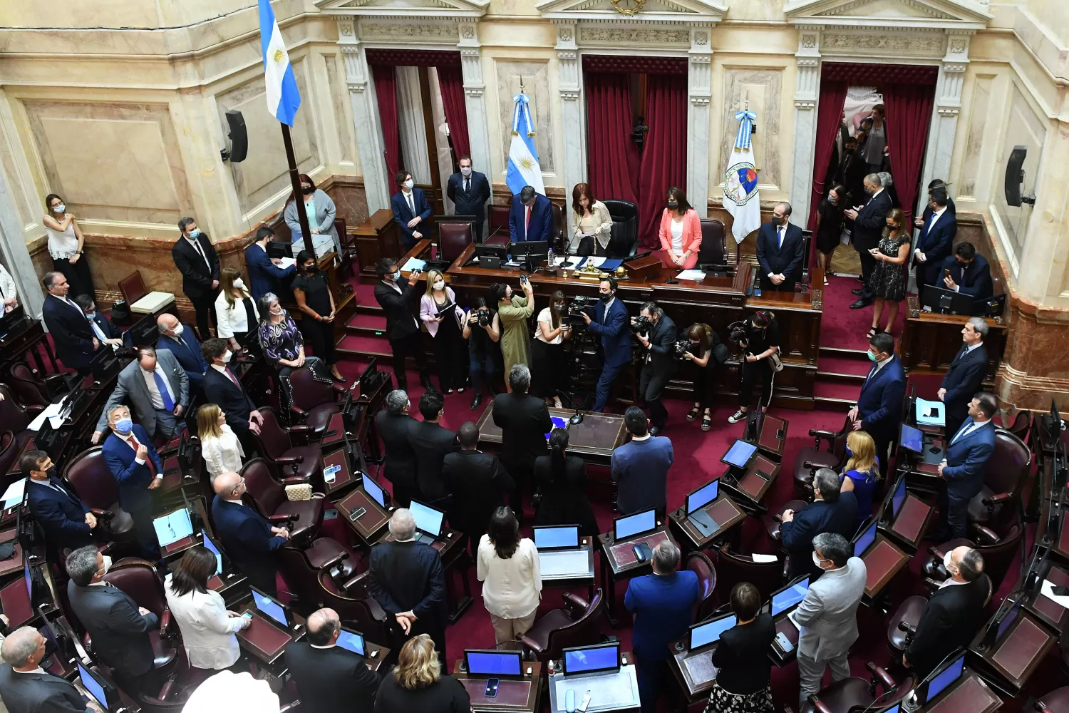 EN EL RECINTO. Cristina Fernández de Kirchner preside la Cámara de Senadores de la Nación. Foto: Twitter @SenadoArgentina