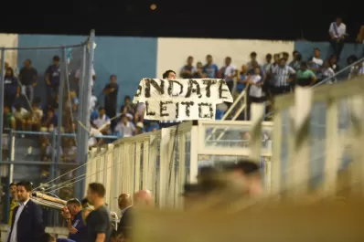 Un grupo de hinchas de Atlético desplegó una bandera que pedía: Andate Leito