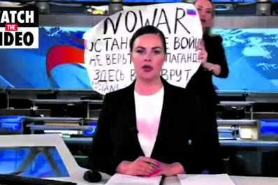 Manifestante: cartel contra la guerra, en el principal noticiero ruso