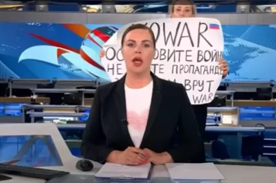 Video: interrumpió el principal noticiero ruso para pronunciarse en contra de la guerra