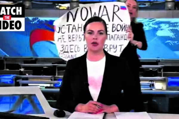 Manifestante: cartel contra la guerra, en el principal noticiero ruso