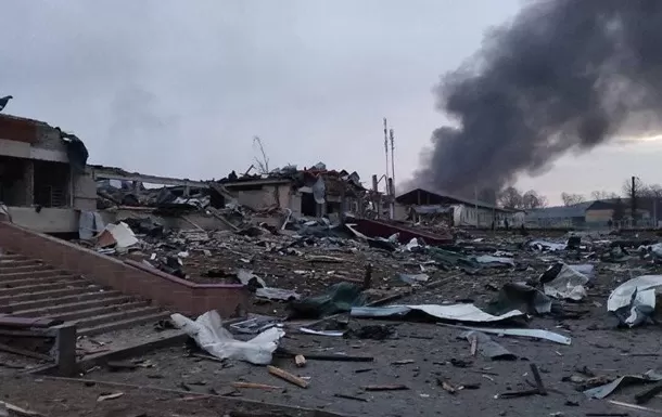 DESTRUCCIÓN TOTAL. Los restos humeantes de la base militar de entrenamiento Yavoriv quedó en ruinas.  REUTERS 