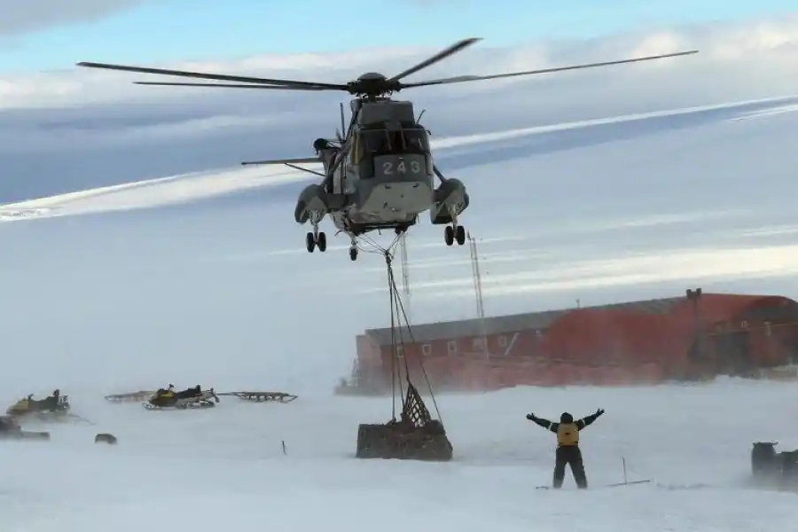 CARGAS. Los helicópteros cargan con dos toneladas de peso por viaje.