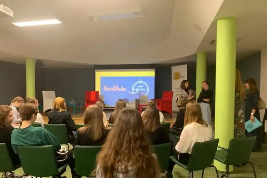 MARÍA Y MASHA. Jóvenes estudiantes participando del proyecto.  