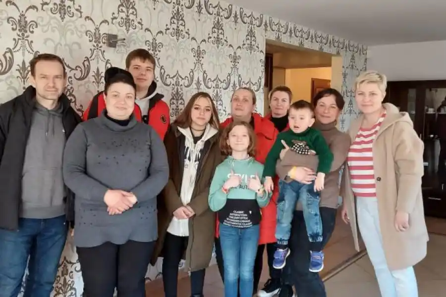 MIGRANTES. De izquierda a derecha: Jarek, Oksana y su hijo Artem, Wika y la niña Tania. Detrás Olena y Justyna. Luego Galina y el pequeño Wlad.  