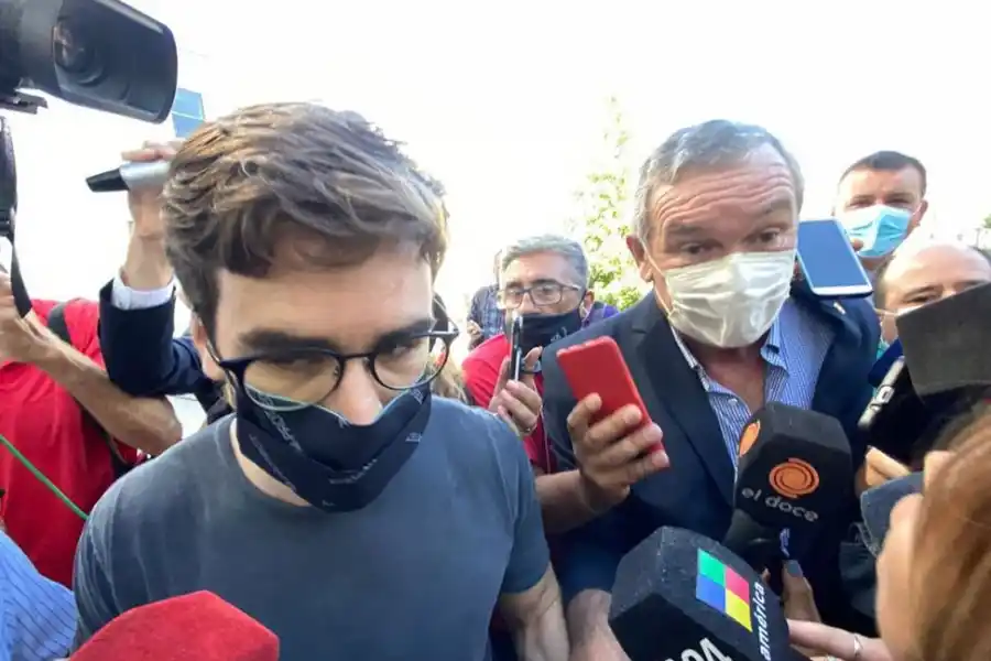 Facundo Macarrón acompaña a su papá, Marcelo Macarrón, a los Tribunales de Río Cuarto